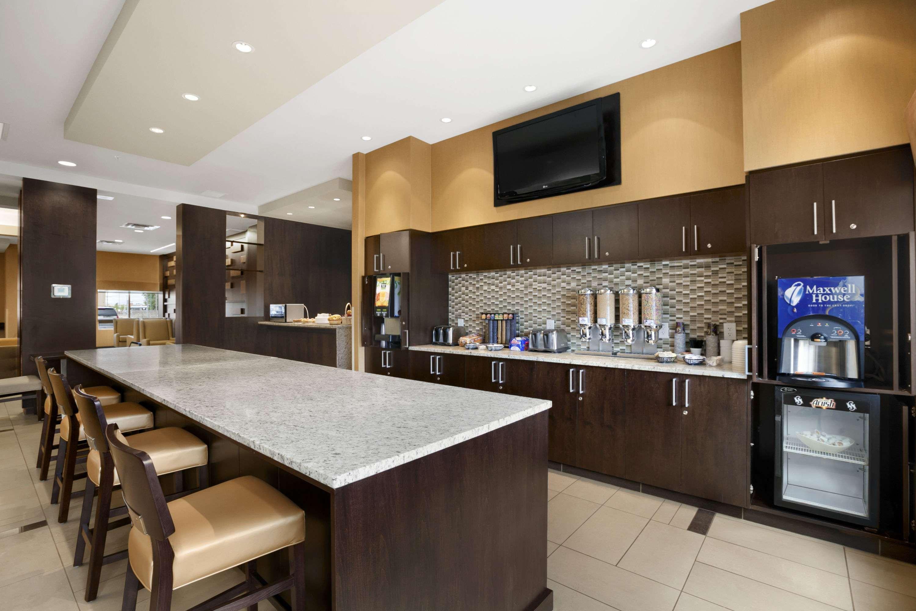 Days Inn & Suites By Wyndham Winnipeg Airport Manitoba Eksteriør billede